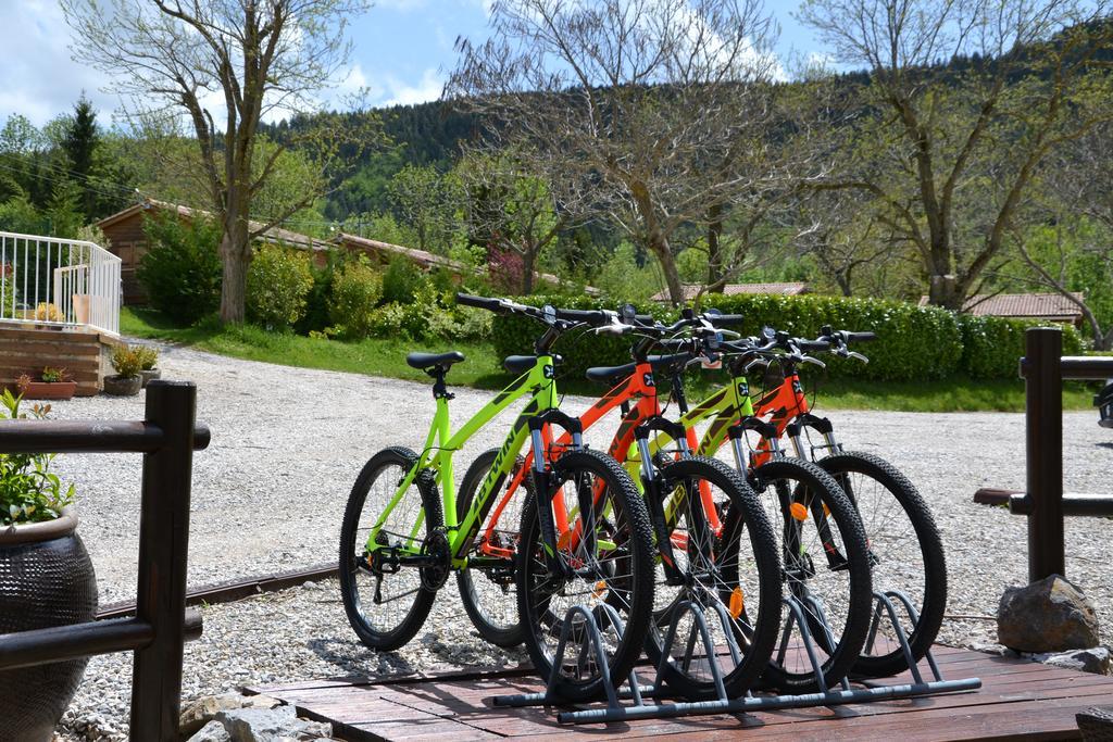 ホテルCamping La Mare Aux Fees Roquefeuil エクステリア 写真