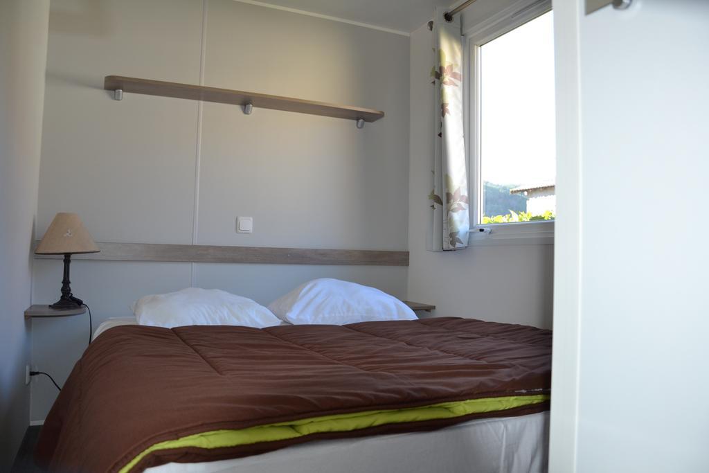 ホテルCamping La Mare Aux Fees Roquefeuil エクステリア 写真